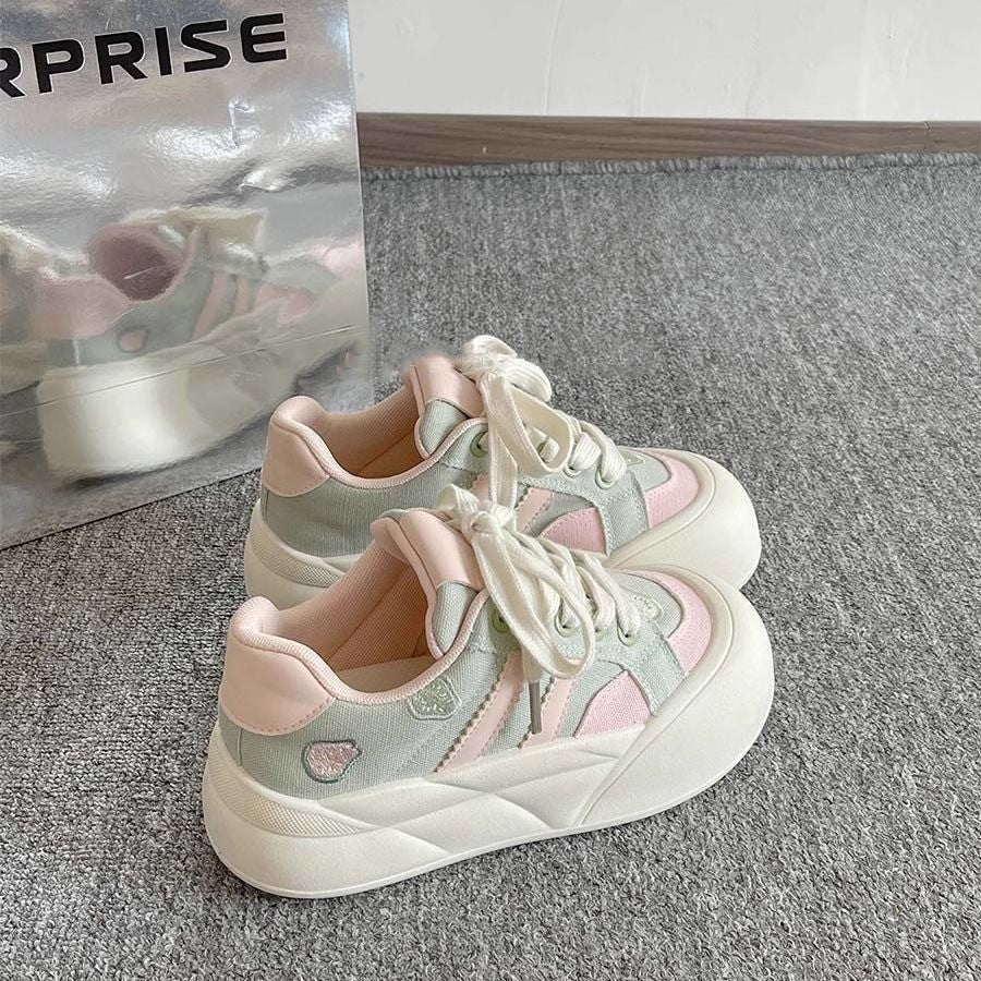 Damen Sneakers mit eleganter Struktur und modischen Details EB