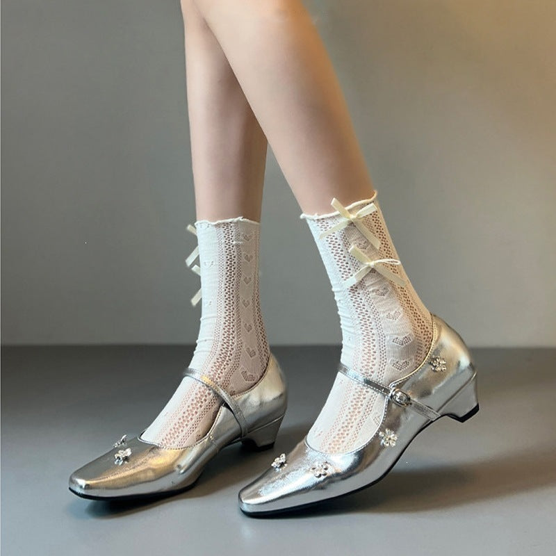 Damen Ballerinas mit blumigen Verzierungen und glänzender Lackoberfläche EB
