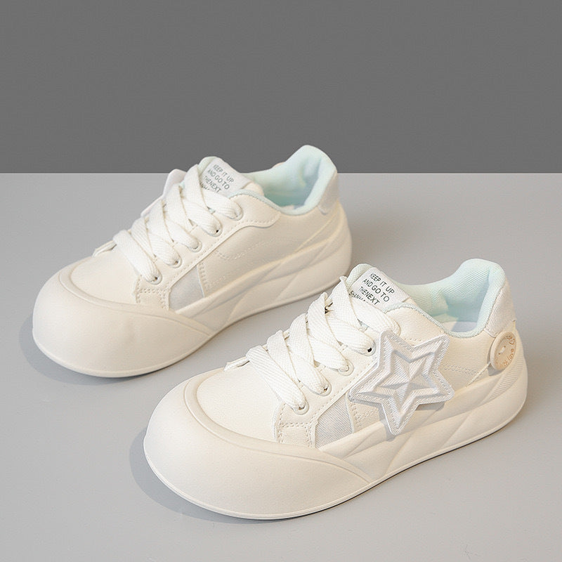 Damen Sneakers mit leichtem Profil und trendy Sternen-Details EB