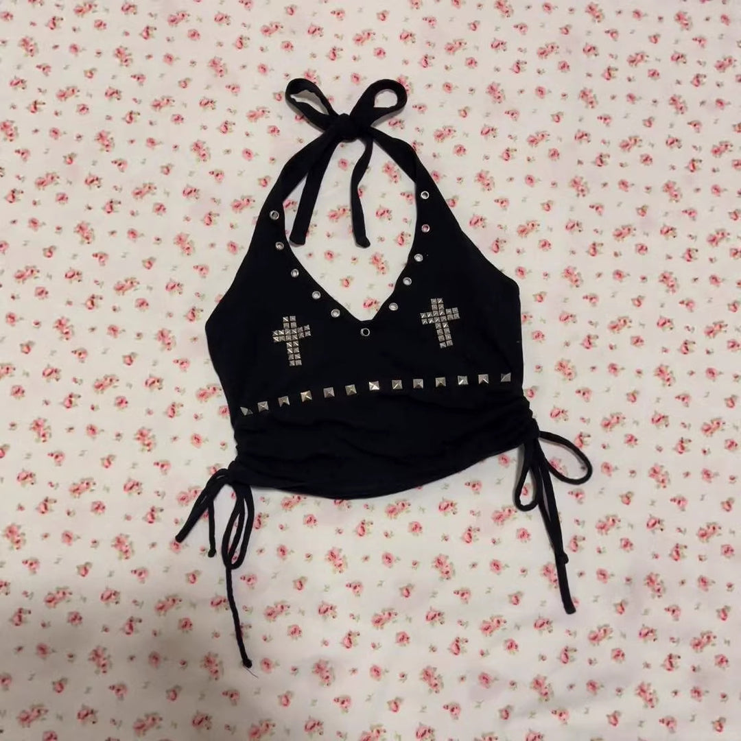 Damen-Crop-Top mit auffälligen Nieten und Kreuzdetails EB