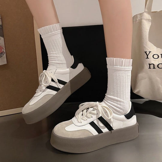Damen Modische Plateausneaker mit gepolsterter Sohle und sportlichem Design EB