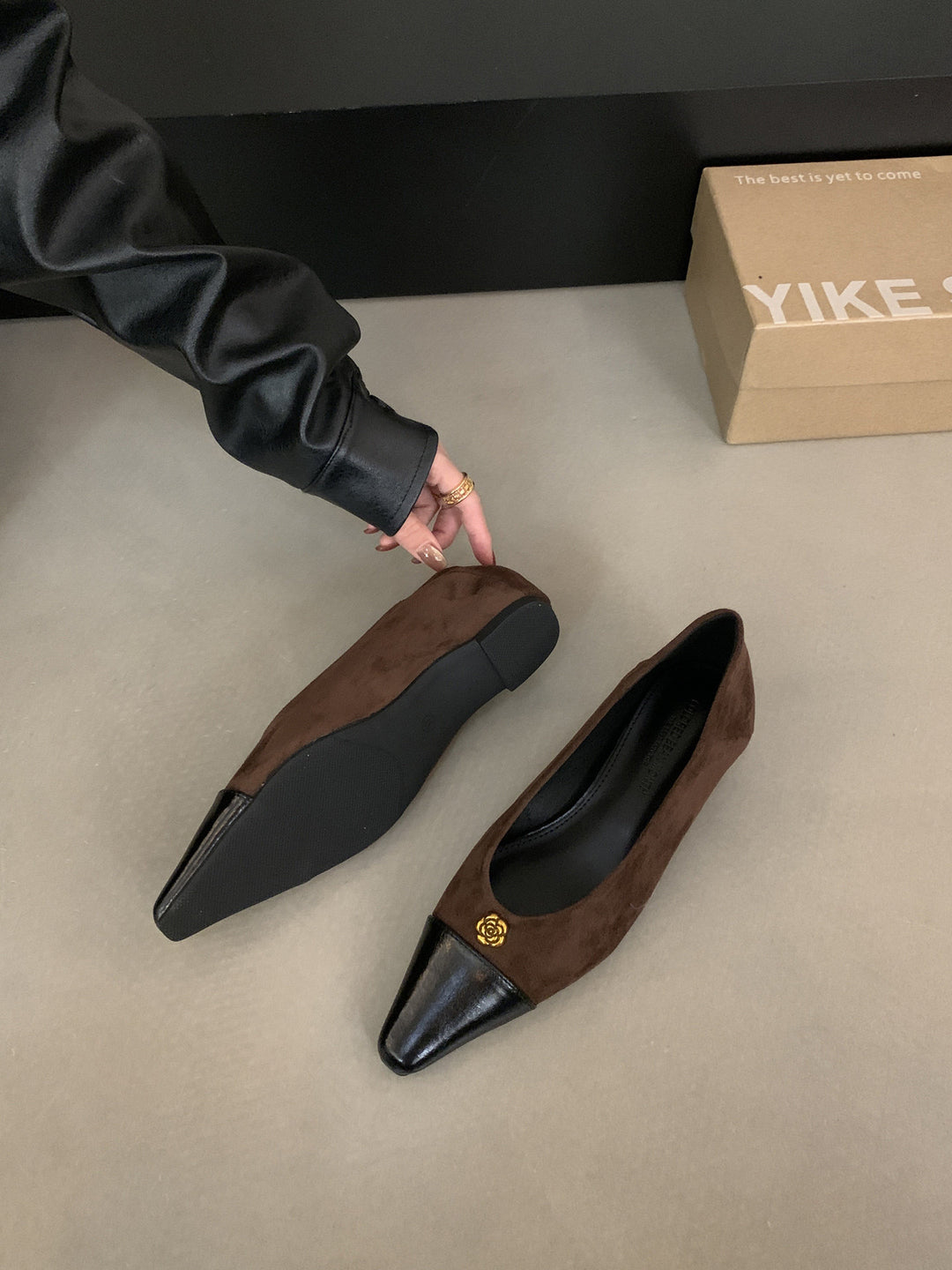 Damen elegante Ballerinas mit zwei Materialien und luxuriösem Akzent EB