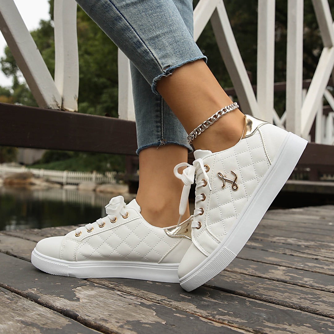 Damen Freizeit-Sneaker mit elegantem Steppdesign und goldenen Akzenten EB