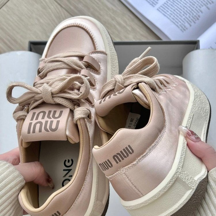Damen Sneaker mit weichem Satin-Obermaterial und praktischer Schnürung EB