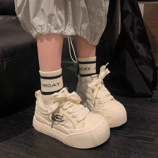 Damen Sportliche Plateau-Sneaker mit breiter Sohle und verspieltem Design EB
