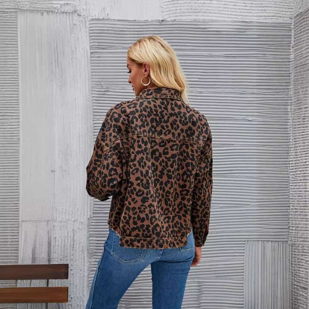 Damen Jeansjacke im angesagten Leo-Design mit oversized Schnitt EB