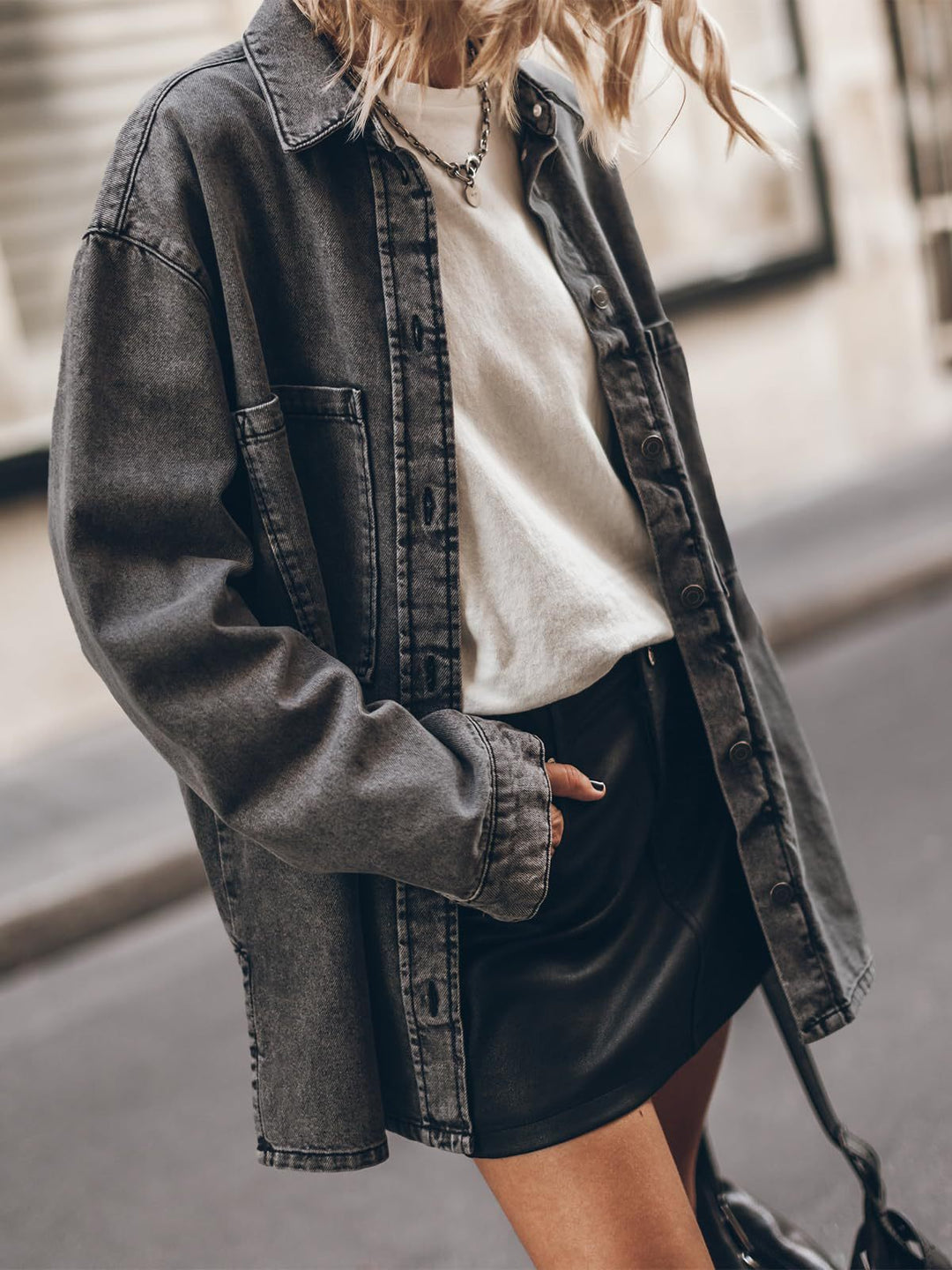Damen Oversized Denimjacke mit moderner Waschung und praktischen Taschen EB
