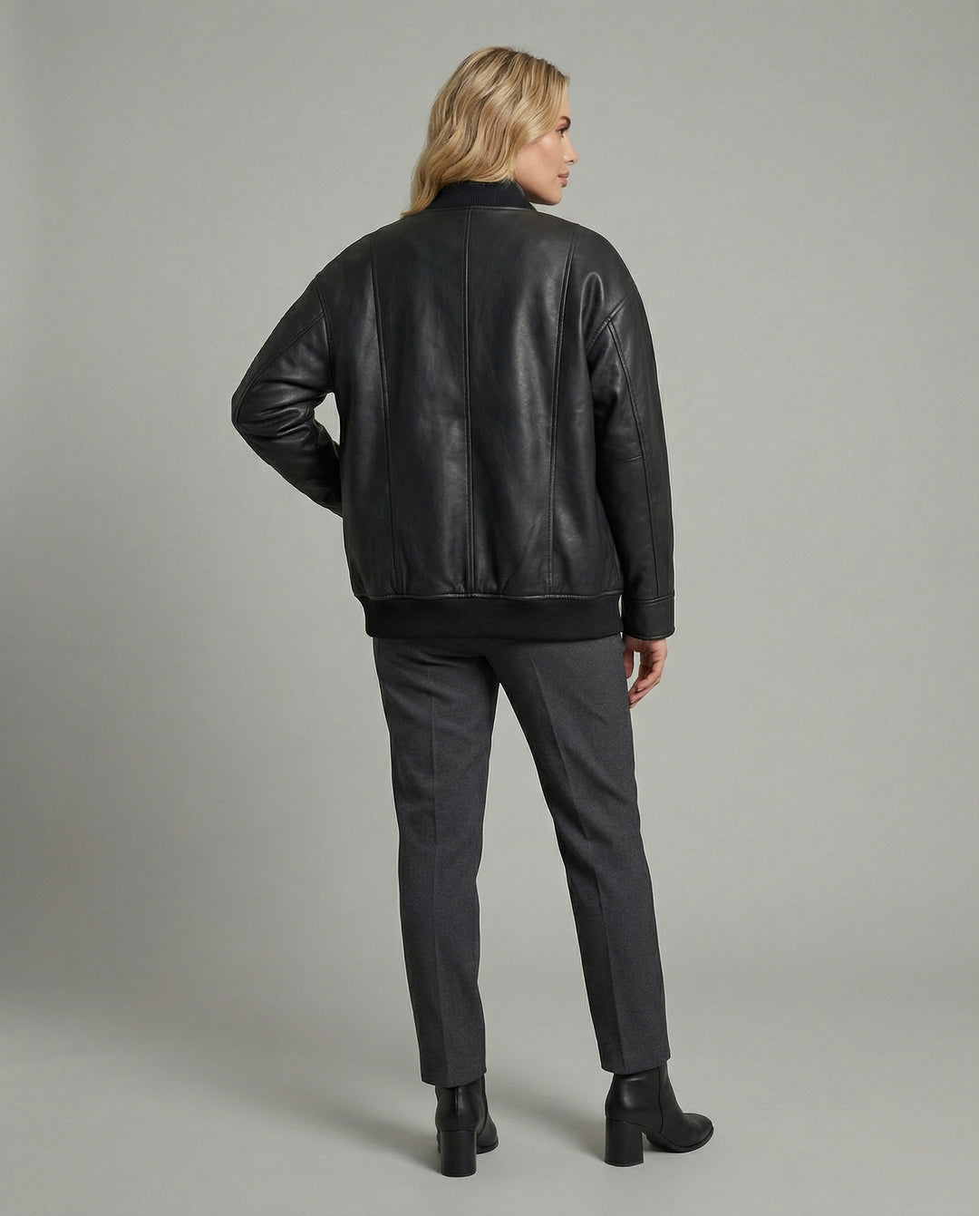 Damen oversized Lederimitat-Überjacke mit kurzem Stehkragen, verdecktem Reißverschluss und markanten Längsnähten EB
