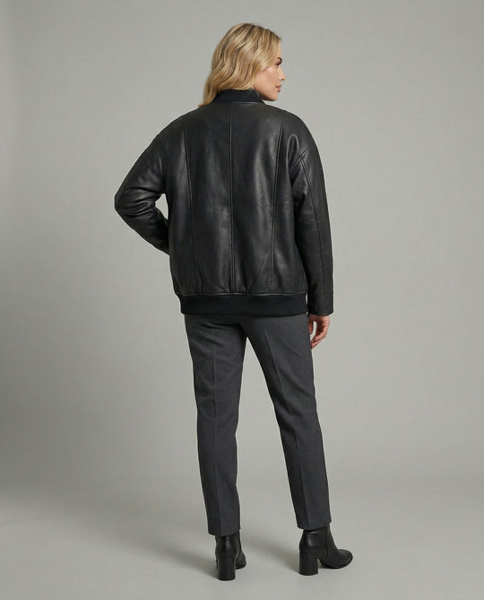 Damen oversized Lederimitat-Überjacke mit kurzem Stehkragen, verdecktem Reißverschluss und markanten Längsnähten EB