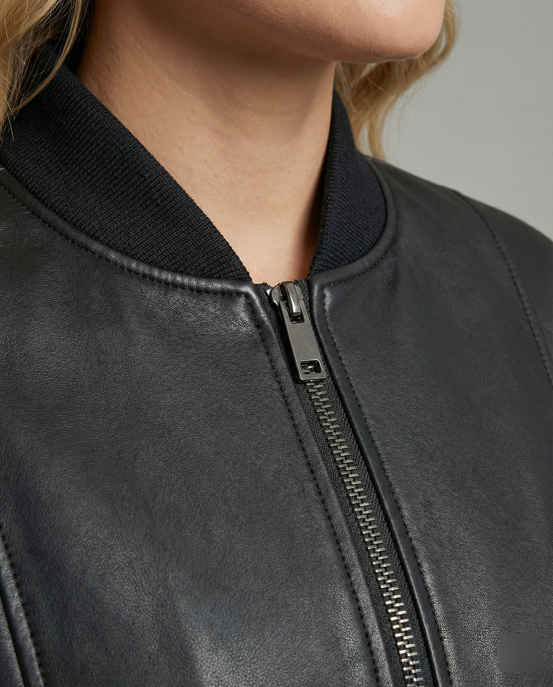 Damen oversized Lederimitat-Überjacke mit kurzem Stehkragen, verdecktem Reißverschluss und markanten Längsnähten EB