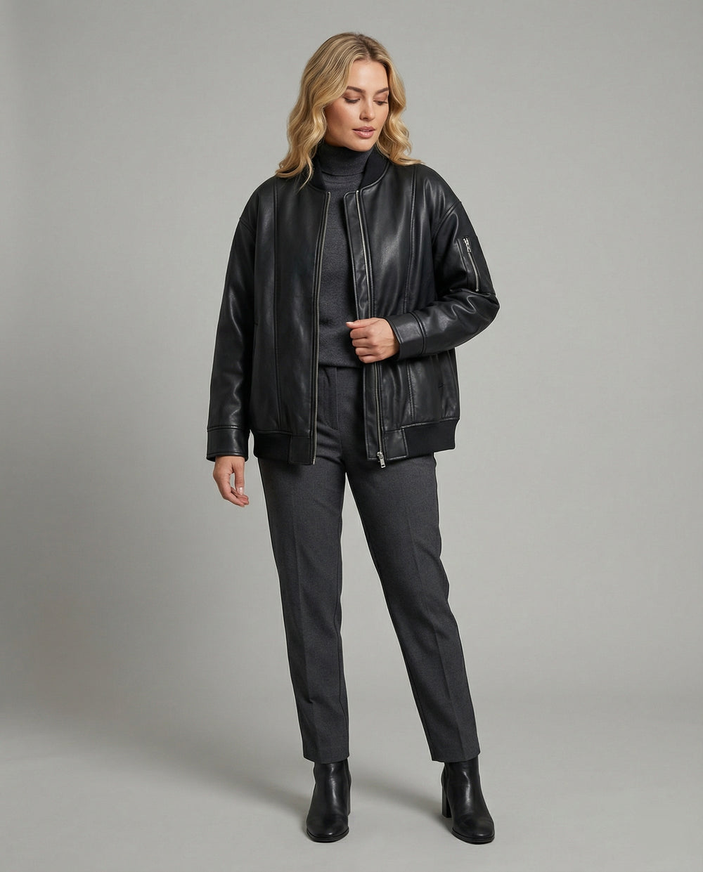 Damen oversized Lederimitat-Überjacke mit kurzem Stehkragen, verdecktem Reißverschluss und markanten Längsnähten EB