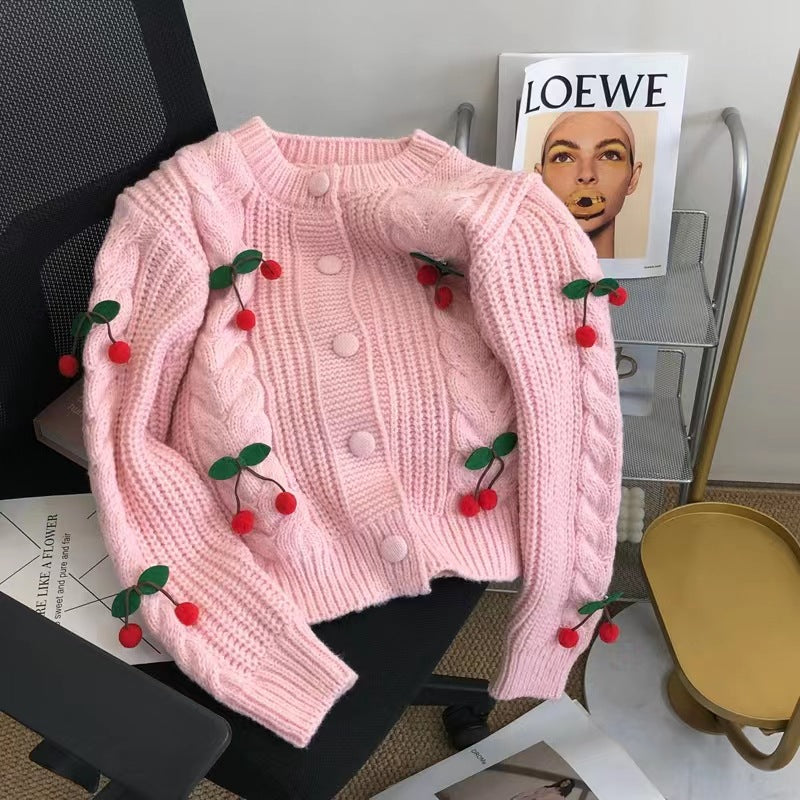 Damen Strickjacke mit verspieltem Kirschmotiv und eleganten Zopfmustern EB