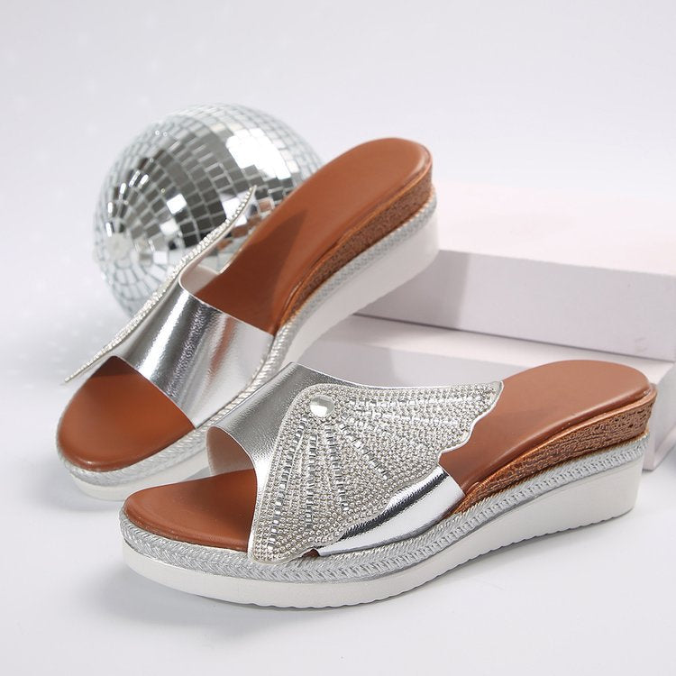 Damen Wedge-Pantoletten mit schimmerndem Strass und glänzendem Obermaterial EB