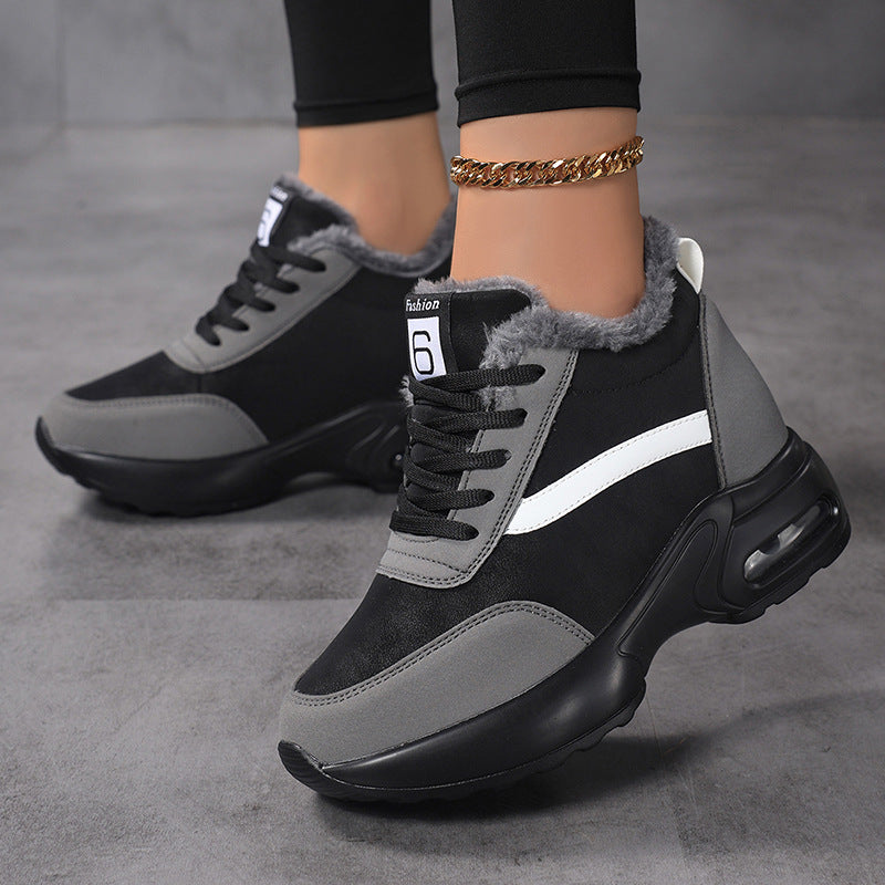 Damen nan urbaner Plateausneaker mit luftgeformter Zwischensohle und geschwungener Seitenapplikation EB