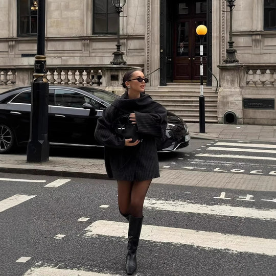 Damen modische Steppjacke mit asymmetrischem Kragen und einem eleganten Schal EB