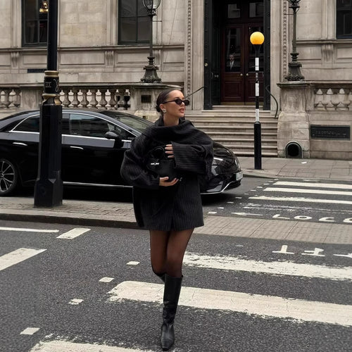 Damen modische Steppjacke mit asymmetrischem Kragen und einem eleganten Schal EB