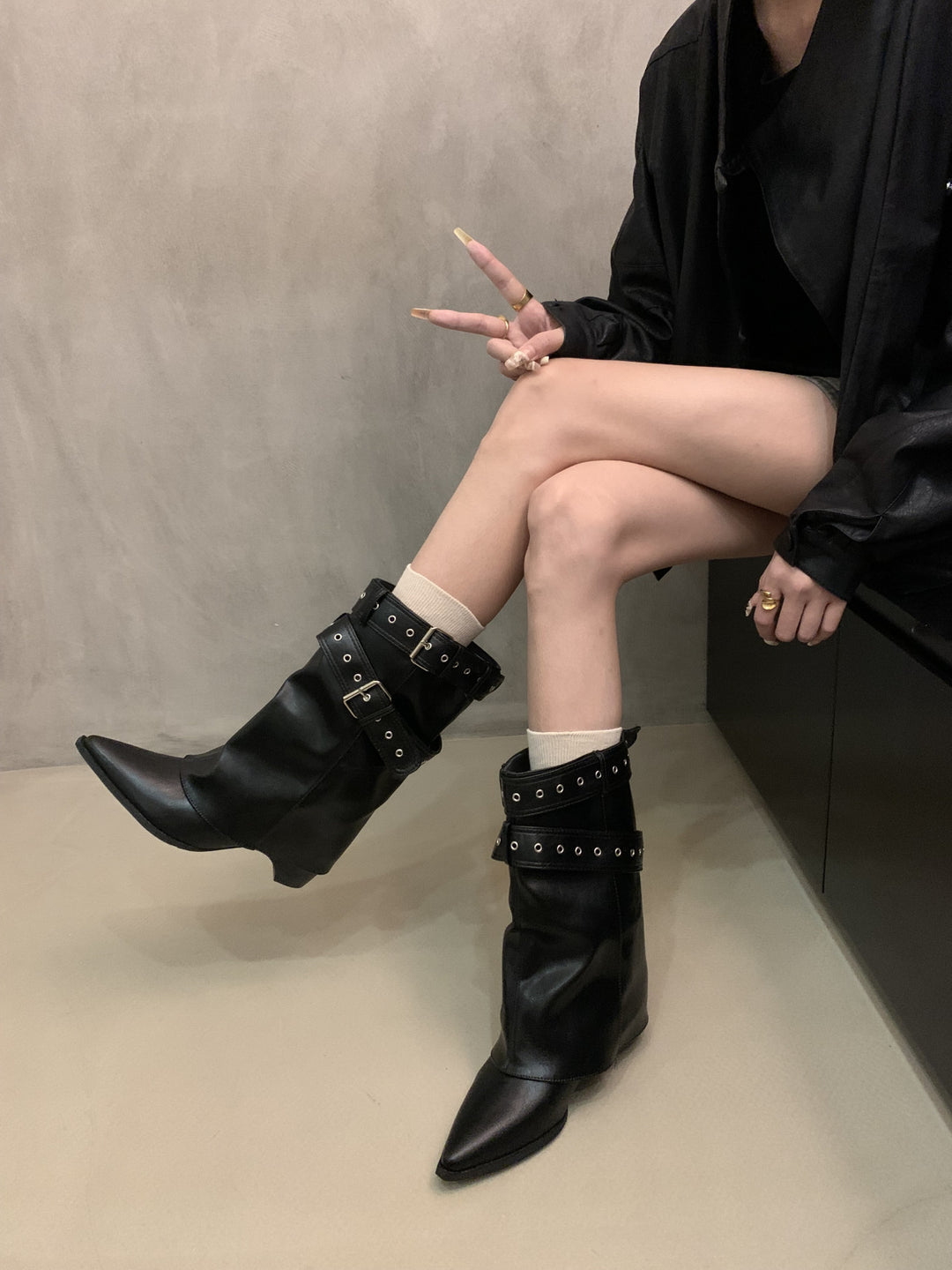 Damen Stiefel mit modischer Schnallenverzierung und schickem Cut-Out EB