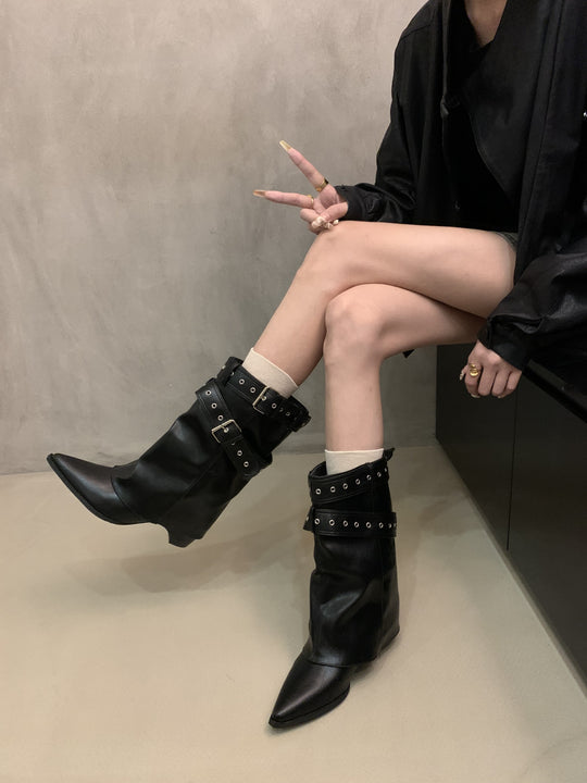 Damen Stiefel mit modischer Schnallenverzierung und schickem Cut-Out EB
