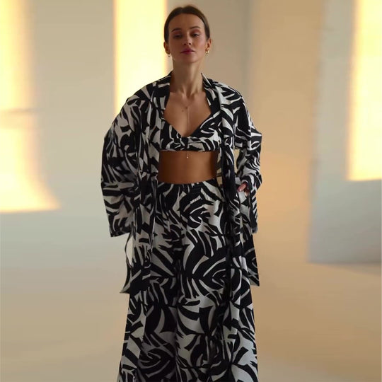 Damen Strandoutfit mit angesagtem floralem Muster EB