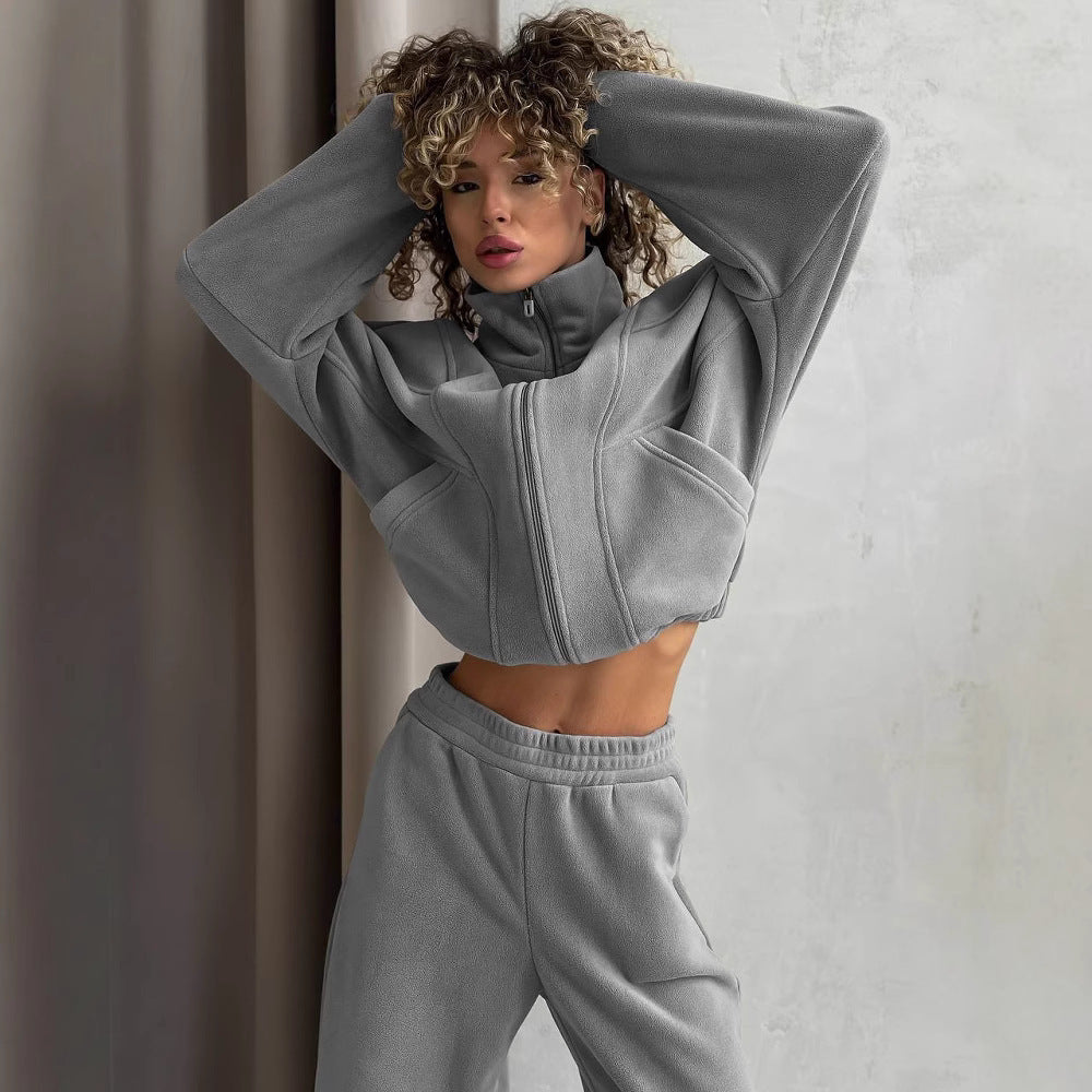 Damen kurzes Reißverschluss-Hoodie mit elastischem Bund und schmal zulaufender High-Waist-Jogginghose aus schwerem French-Terry Eichborn Berlin