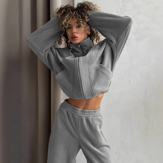 Damen kurzes Reißverschluss-Hoodie mit elastischem Bund und schmal zulaufender High-Waist-Jogginghose aus schwerem French-Terry Eichborn Berlin
