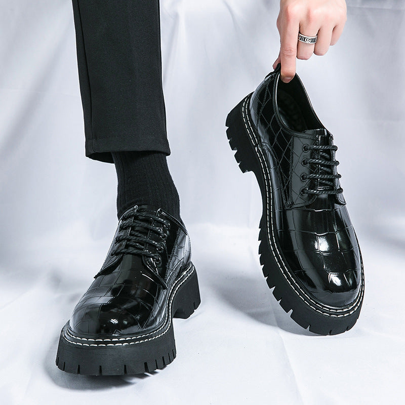 Damen Chunky Derby‑Schnürschuh mit Krokoprägung, lackiertem Kunstleder und profilierter Plateau‑Sohle EB