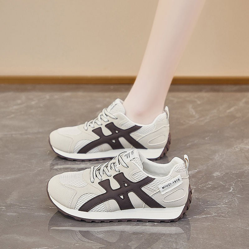 Damen Sportliche Sneaker mit atmungsaktiven Mesh-Einsätzen und verstärktem Fußbett EB