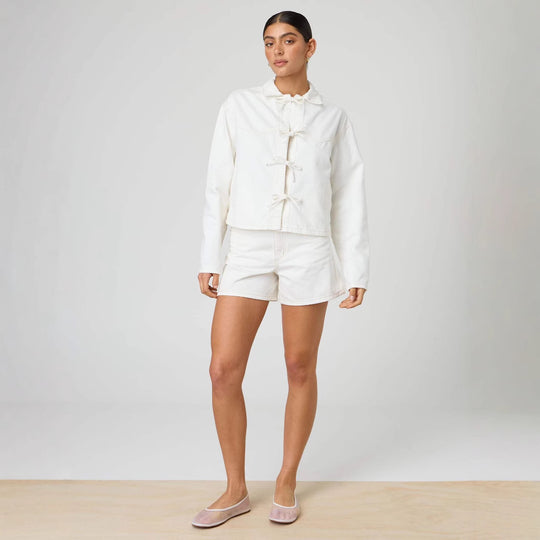 Damen modische Denimjacke mit dekorativen Kordelzügen EB