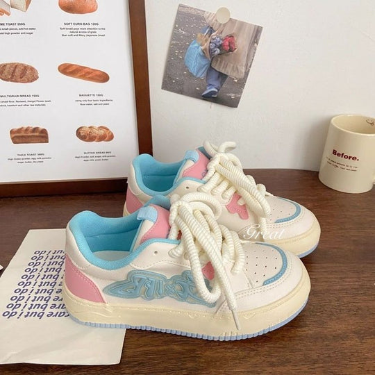 Damen Sneakers mit einzigartigem Design und innovativer Schnürtechnologie EB