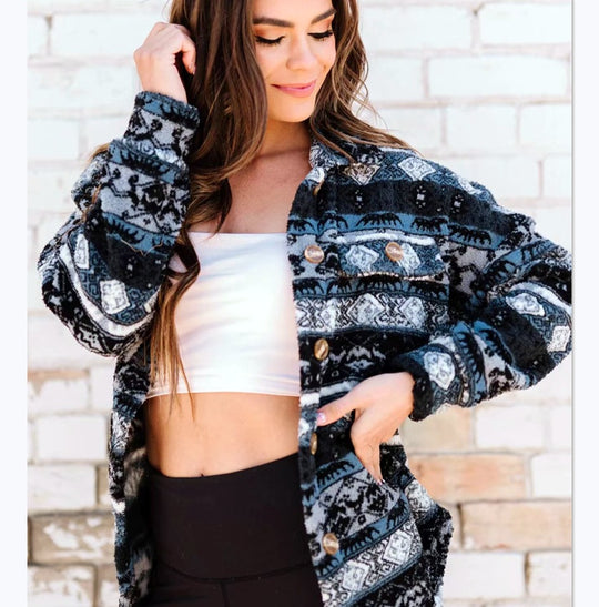 Damen Langärmlige Fleecejacke mit trendy Muster und Knopfleiste EB