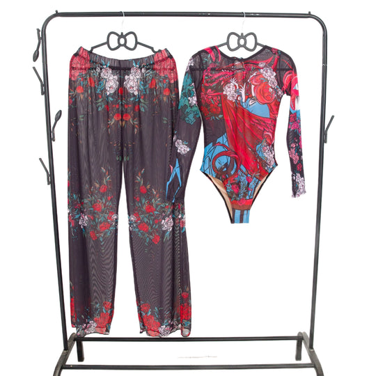 Damen modisches Badeoutfit mit langärmeligen Oberteil und lässigen Pants EB