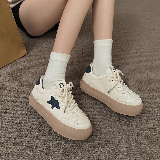 Damen Sportliche Sneakers mit verspielten Stern-Applikationen und bequemer Sohle EB