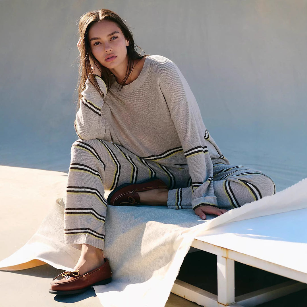 Damen gestreiftes Strick-Lounge-Set mit weichem Oversize-Pullover und weitem High-Waist-Hose Eichborn Berlin