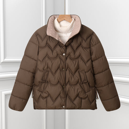 Damen nan kurze gesteppte Pufferjacke mit dekorativer Bogensteppung und Druckknopfblende EB