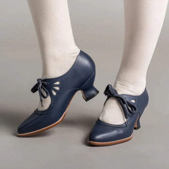 Damen  Vintage-inspirierte Mary-Jane Pumps mit geschwungenem Mittelhochabsatz und Zierlochung EB