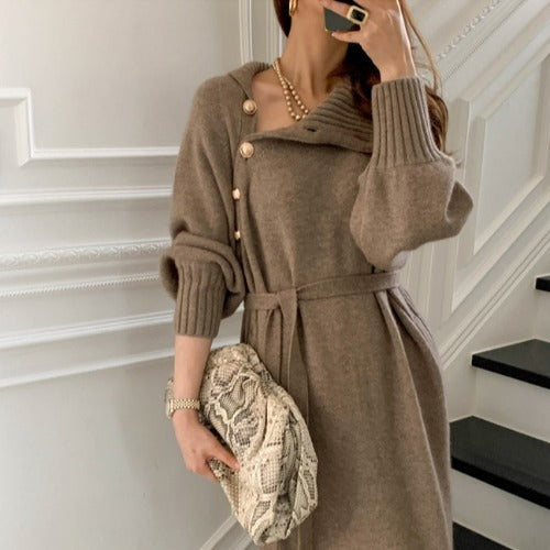 Damen Strickkleid mit Rollkragen und eleganten Knopfdetails EB