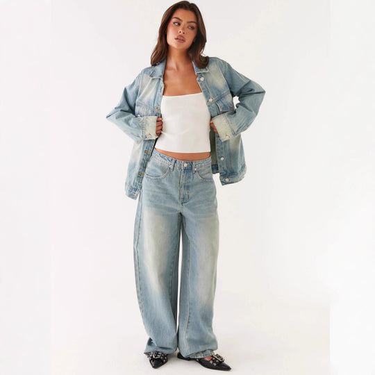 Damen nan oversized Denimjacke mit heller Vintage-Waschung, aufgesetzten Brusttaschen und verlängerten Manschetten EB