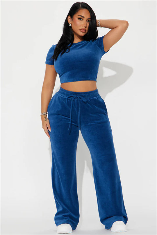 Damen Velours-Hausanzug mit bauchfreiem Shirt und weit geschnittener taillenhoher Jogginghose EB