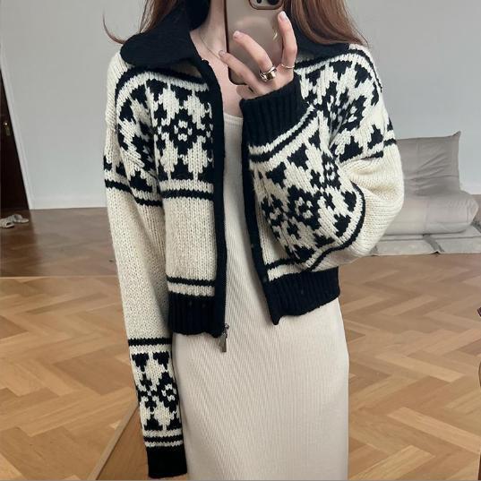 Damen Strickjacke mit floralem Muster und hohen Kragen EB