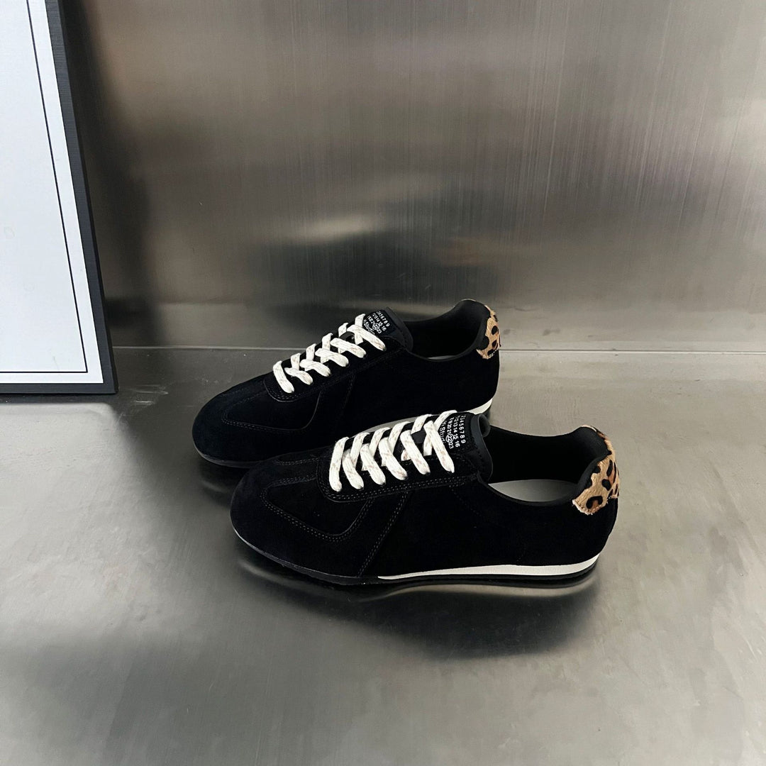Damen Sportliche Sneakers mit modischem Wildleder-Obermaterial und einzigartigen Akzenten EB