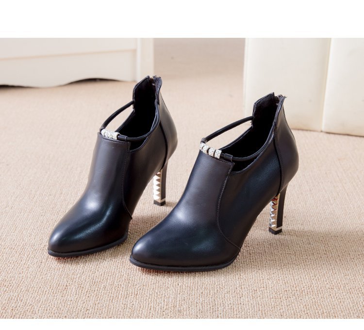 Damen Ankle-Boots mit spitzer Zehenform, funkelndem Strassriemen und skulptiertem Metallabsatz EB