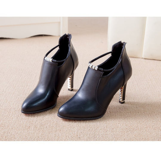 Damen Ankle-Boots mit spitzer Zehenform, funkelndem Strassriemen und skulptiertem Metallabsatz EB