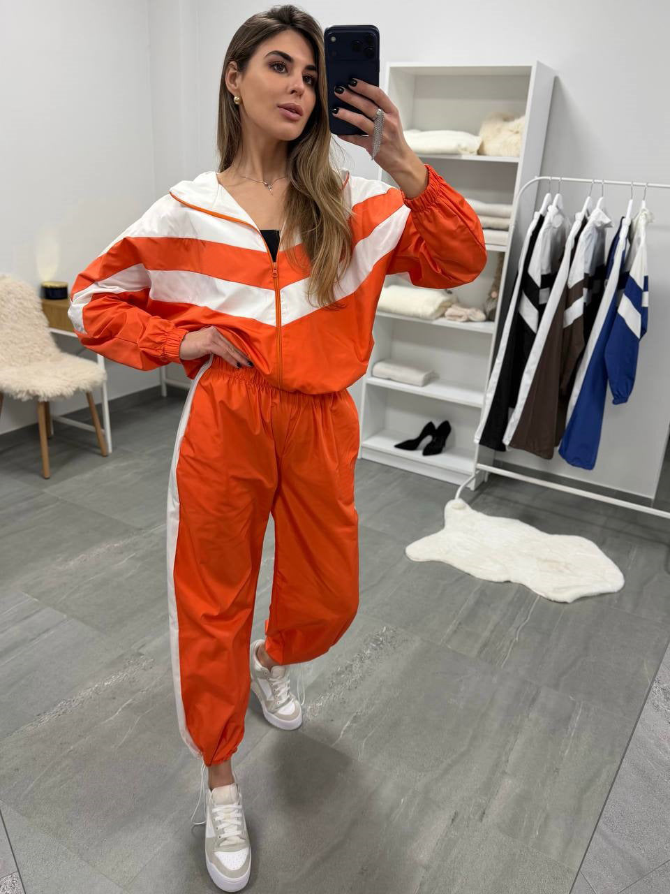 Damen retro Nylon-Trainingsanzug mit Kapuzen-Zipjacke und weiter hochgeschnittener Hose Eichborn Berlin