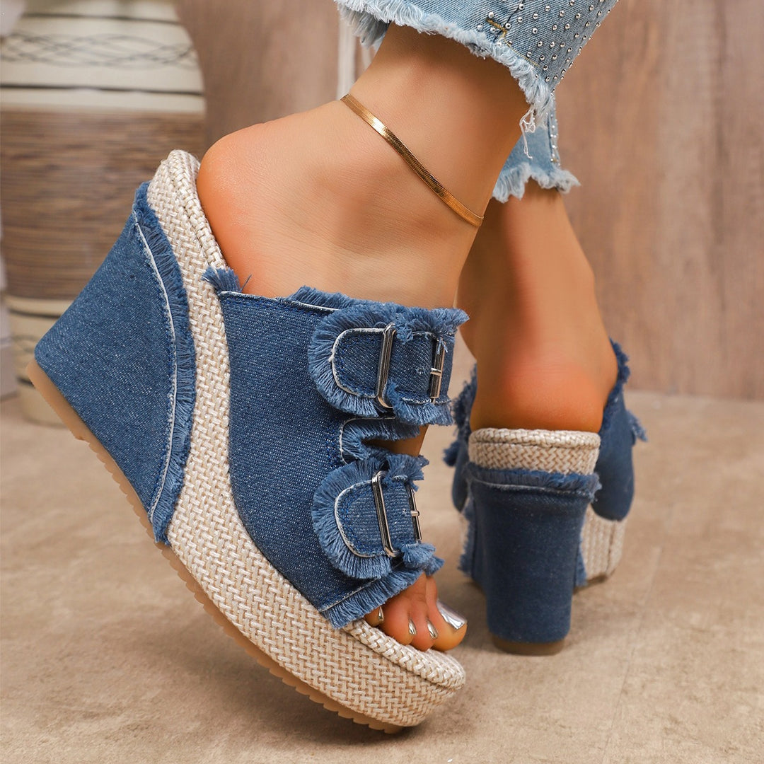 Damen Wedge-Pantoletten mit auffälligen Schnallen und fransigem Denim EB