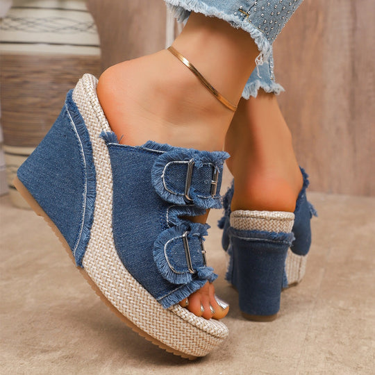 Damen Wedge-Pantoletten mit auffälligen Schnallen und fransigem Denim EB