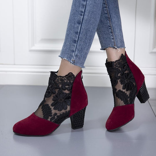 Damen Stiefelette mit transparentem Blumen-Spitzeinsatz und dekorativem Blockabsatz EB