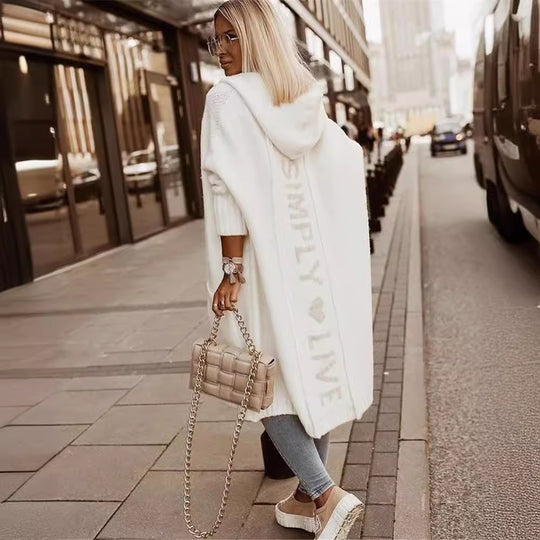 Damen Oversized Strickmantel mit Hoodie und auffälligem Schriftzug EB