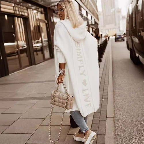 Damen Oversized Strickmantel mit Hoodie und auffälligem Schriftzug EB