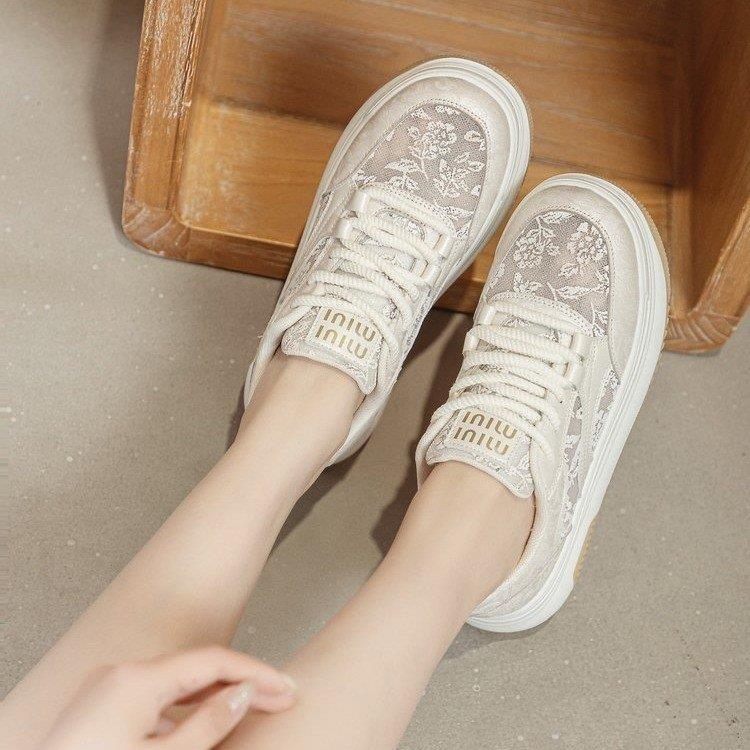 Damen Sneakers mit filigranem Blumenmotiv und gepolsterter Sohle EB