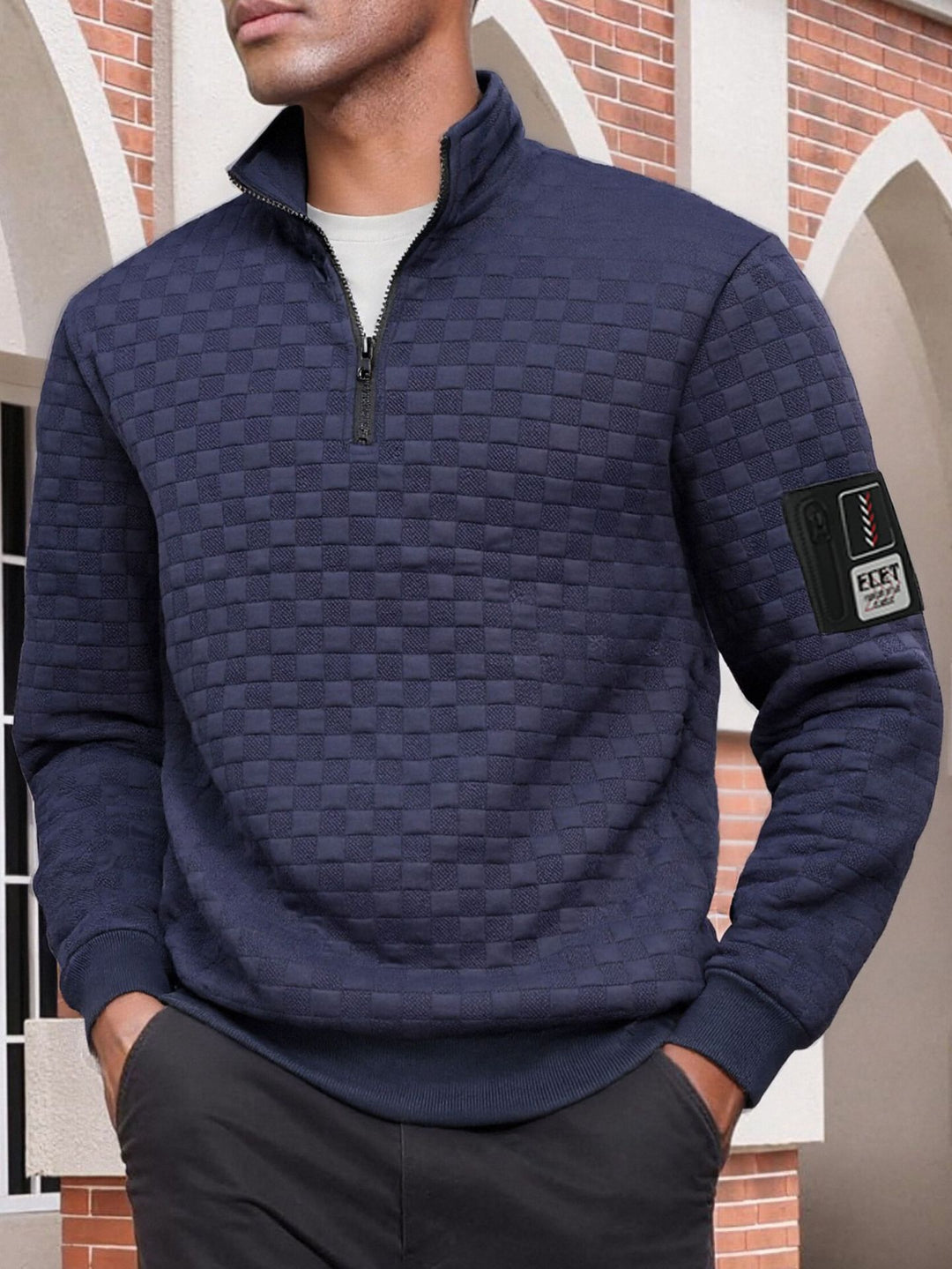 Herren nan strukturierter Stehkragen-Halbzip-Pullover mit Karosteppung, elastischen Bündchen und Ärmel-Patch EB